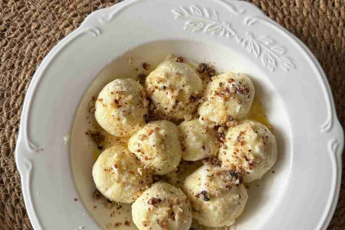 Canederli, il piatto della tradizione alpina che trasforma il pane raffermo in una specialità irresistibile