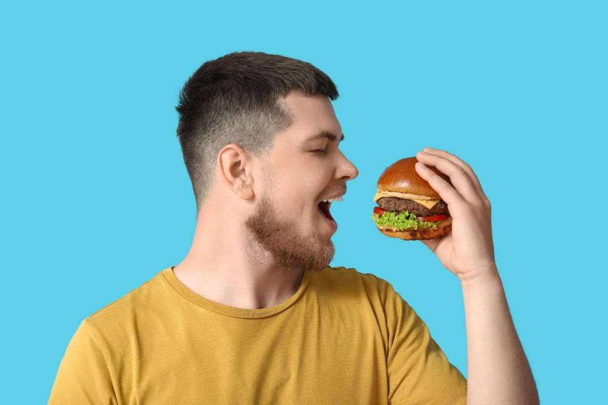 Lo provate tutti quando mangiate, ma tranquilli non siete pazzi: ecco quando succede e perché