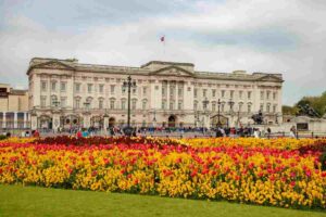 Buckingham Palace: storia, curiosità e cosa vedere nella residenza reale di Londra