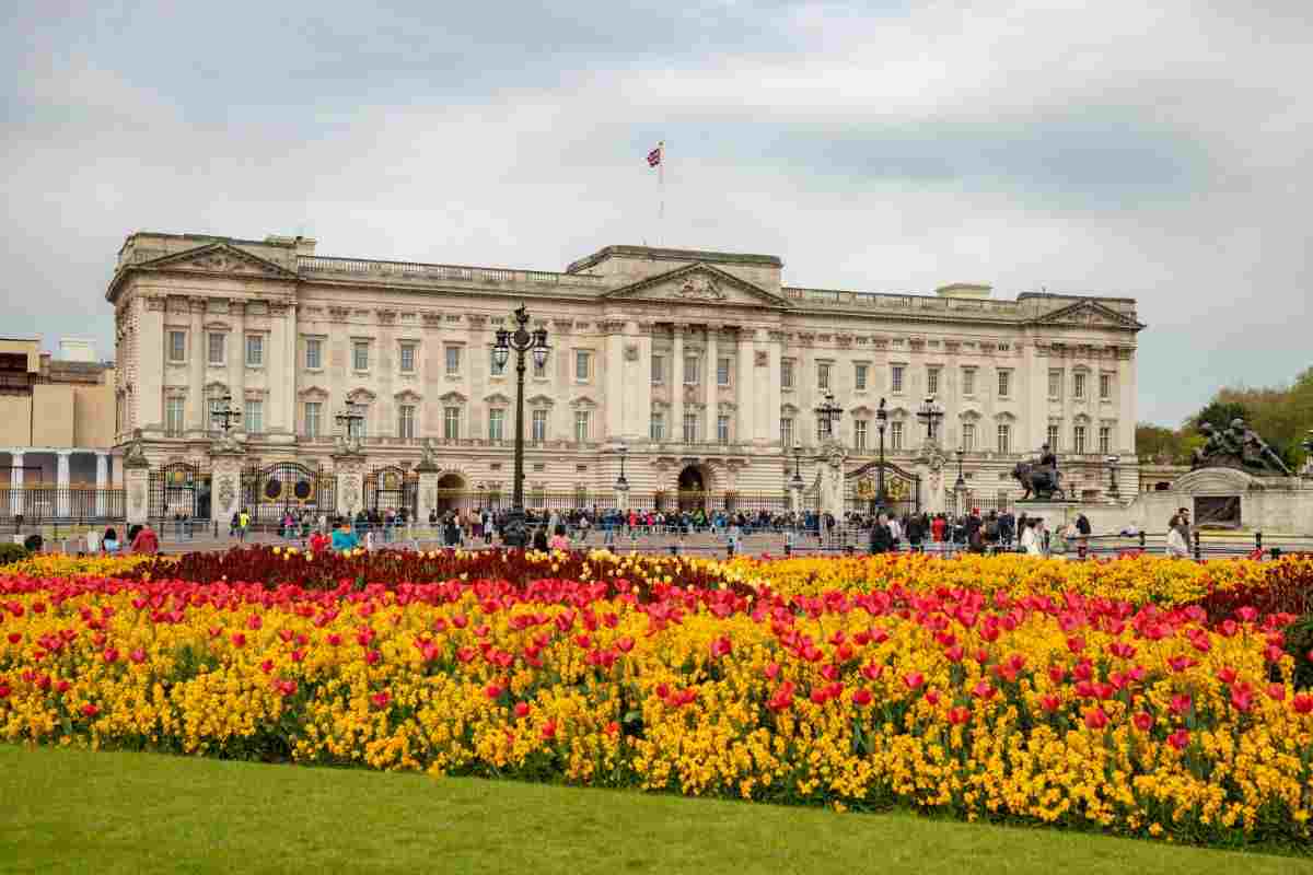 Buckingham Palace: storia, curiosità e cosa vedere nella residenza reale di Londra